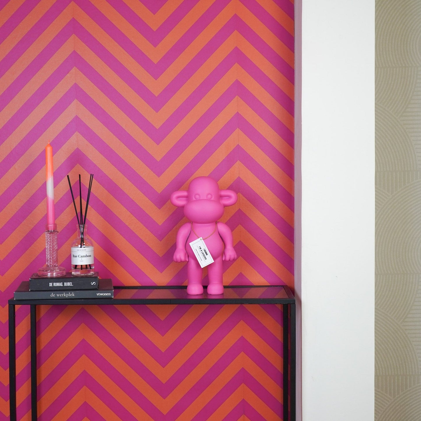 Ornament - Aap Beeld 'The Legend' - Polyresin - Roze - 20,5x13,5x35cm