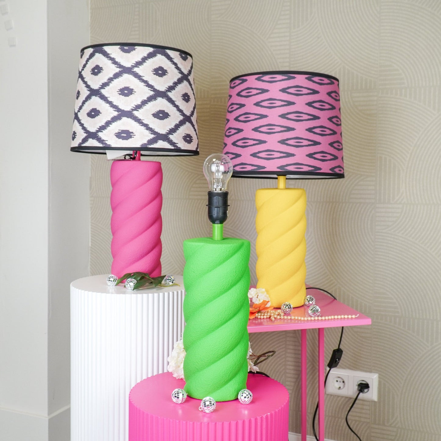 Tafellamp - Gedraaide Spek - Keramiek - Neon Roze - 12x12x28cm