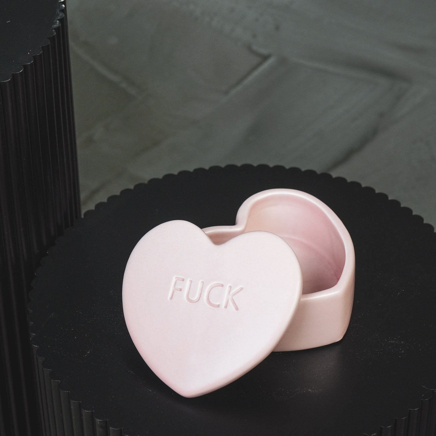 Sierpotje- Snoephart 'FUCK'- Keramiek- Licht Roze- 12x11,5x6cm