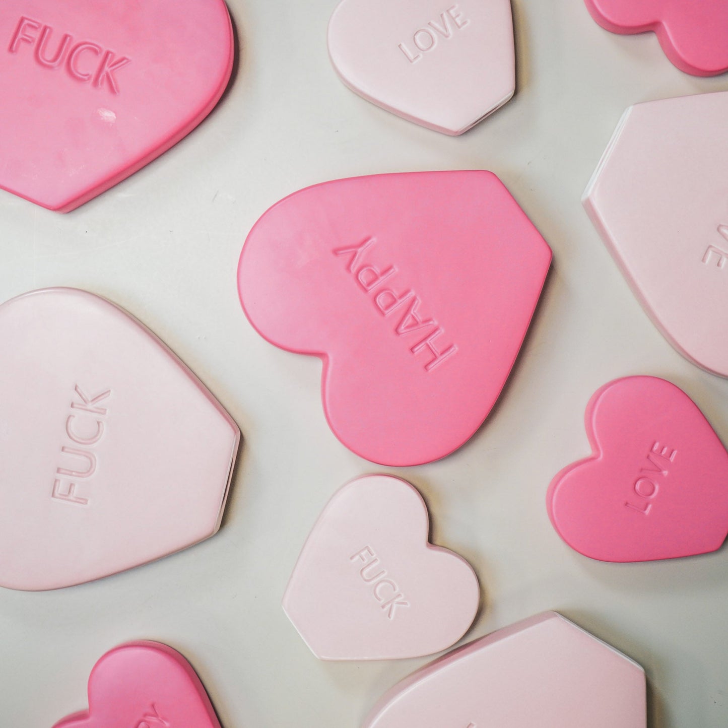 Ornament- Snoephart Beeld 'HAPPY'- Keramiek- Fluor Roze- 20x4x18,5cm