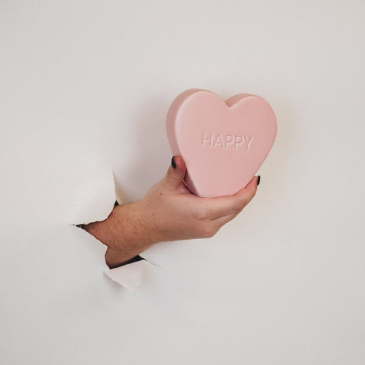 Ornament- Snoephart Beeldje 'HAPPY'- Keramiek- Licht Roze- 13x4x11,5cm