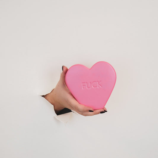 Ornament- Snoephart Beeldje 'HAPPY'- Keramiek- Fluor Roze-13x4x11,5cm